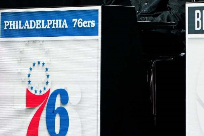 76人队与马刺洽谈交易榜眼签的可能性